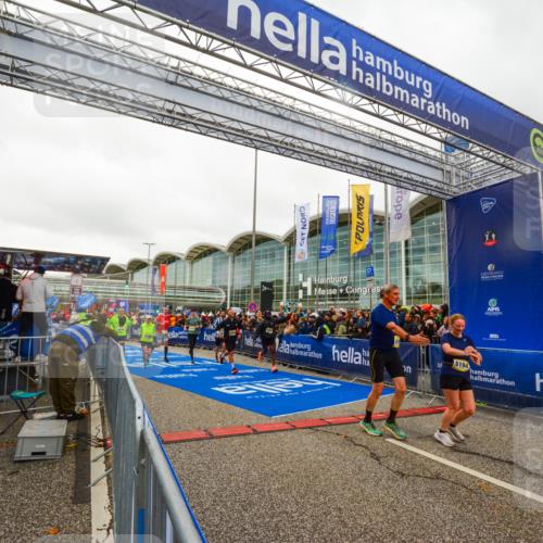 25.10.2026 - hella hamburg halbmarathon LAZAROV Photography http://msf.ph/oto/11384632 25.10.2026 12:27:03 Ziel 2424, 33067, 5195, 5194, 16104, 25052 meine-sportfotos.de