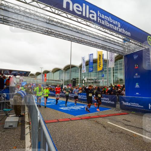 25.10.2026 - hella hamburg halbmarathon LAZAROV Photography http://msf.ph/oto/11384634 25.10.2026 12:27:05 Ziel 5194, 5195, 25052, 16104, 17512, 6122, 30282, 4437, 1133 meine-sportfotos.de