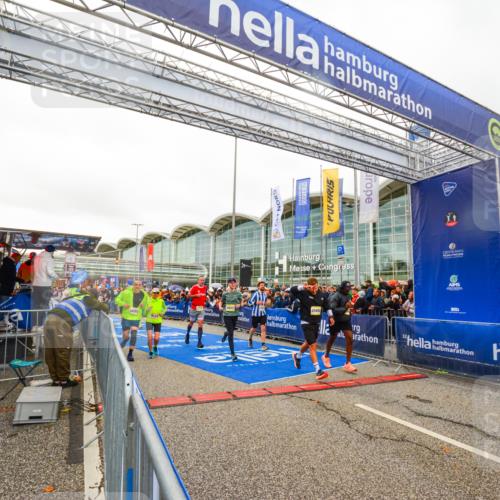 25.10.2026 - hella hamburg halbmarathon LAZAROV Photography http://msf.ph/oto/11384635 25.10.2026 12:27:05 Ziel 5194, 5195, 16104, 25052, 4437, 30282, 17512, 6122, 1133 meine-sportfotos.de