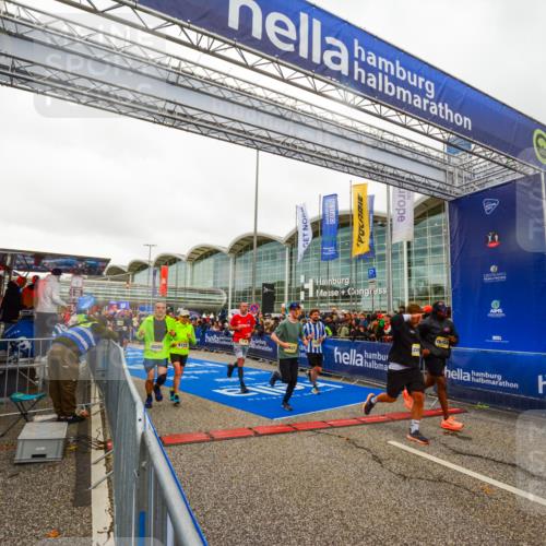 25.10.2026 - hella hamburg halbmarathon LAZAROV Photography http://msf.ph/oto/11384638 25.10.2026 12:27:05 Ziel 5195, 5194, 16104, 25052, 4437, 30282, 6122, 17512, 1133 meine-sportfotos.de