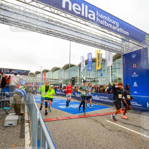 25.10.2026 - hella hamburg halbmarathon LAZAROV Photography http://msf.ph/oto/11384639 25.10.2026 12:27:05 Ziel 5194, 5195, 16104, 25052, 6122, 17512, 4437, 30282, 1133 meine-sportfotos.de