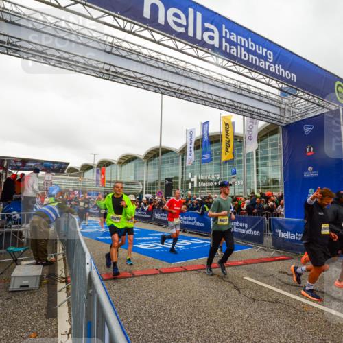 25.10.2026 - hella hamburg halbmarathon LAZAROV Photography http://msf.ph/oto/11384641 25.10.2026 12:27:06 Ziel 25052, 16104, 6122, 17512, 30282, 4437, 1133, 24270, 24271 meine-sportfotos.de