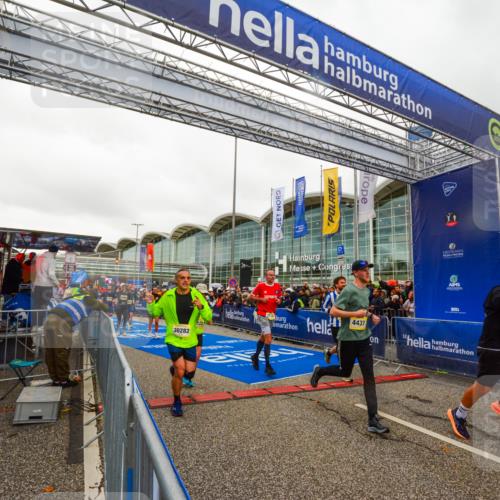 25.10.2026 - hella hamburg halbmarathon LAZAROV Photography http://msf.ph/oto/11384642 25.10.2026 12:27:06 Ziel 16104, 25052, 4437, 30282, 17512, 6122, 1133, 24271, 24270 meine-sportfotos.de