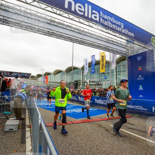 25.10.2026 - hella hamburg halbmarathon LAZAROV Photography http://msf.ph/oto/11384643 25.10.2026 12:27:06 Ziel 16104, 25052, 17512, 6122, 4437, 30282, 1133, 24271, 24270 meine-sportfotos.de