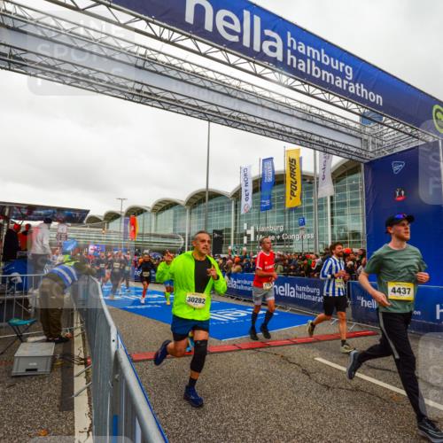 25.10.2026 - hella hamburg halbmarathon LAZAROV Photography http://msf.ph/oto/11384644 25.10.2026 12:27:06 Ziel 16104, 25052, 30282, 17512, 6122, 4437, 1133, 24271, 24270 meine-sportfotos.de