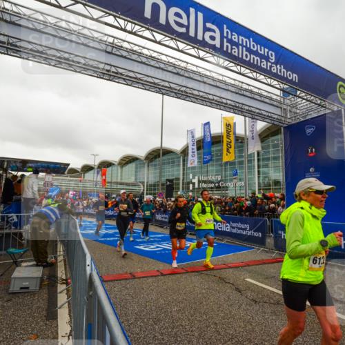 25.10.2026 - hella hamburg halbmarathon LAZAROV Photography http://msf.ph/oto/11384649 25.10.2026 12:27:08 Ziel 30282, 4437, 17512, 6122, 1133, 24270, 24271, 15904, 6133, 15607, 35501, 20912 meine-sportfotos.de