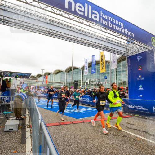 25.10.2026 - hella hamburg halbmarathon LAZAROV Photography http://msf.ph/oto/11384652 25.10.2026 12:27:08 Ziel 6122, 17512, 4437, 30282, 1133, 24271, 24270, 15904, 35501, 15607, 6133, 20912 meine-sportfotos.de