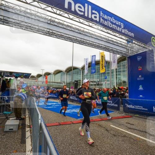 25.10.2026 - hella hamburg halbmarathon LAZAROV Photography http://msf.ph/oto/11384656 25.10.2026 12:27:09 Ziel 1133, 24271, 24270, 15904, 15607, 6133, 35501, 20912 meine-sportfotos.de