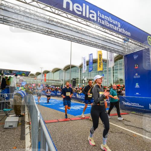 25.10.2026 - hella hamburg halbmarathon LAZAROV Photography http://msf.ph/oto/11384658 25.10.2026 12:27:10 Ziel 24271, 24270, 15904, 20912, 15607, 35501, 6133, 30879, 24756, 16658 meine-sportfotos.de