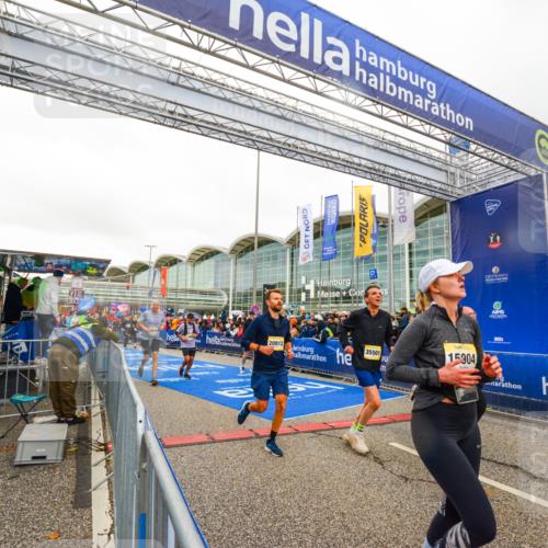 25.10.2026 - hella hamburg halbmarathon LAZAROV Photography http://msf.ph/oto/11384660 25.10.2026 12:27:10 Ziel 24270, 24271, 15904, 35501, 6133, 15607, 20912, 16658, 30879, 24756 meine-sportfotos.de