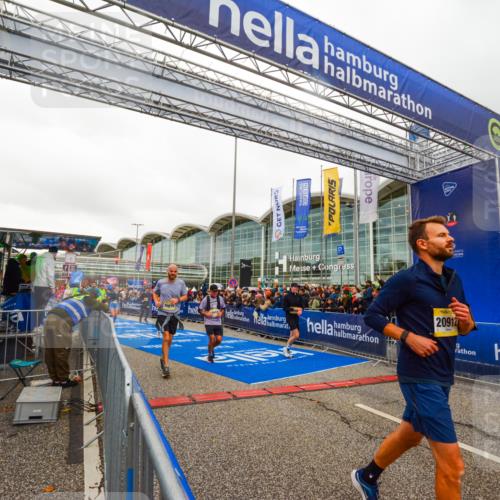 25.10.2026 - hella hamburg halbmarathon LAZAROV Photography http://msf.ph/oto/11384661 25.10.2026 12:27:11 Ziel 15904, 6133, 20912, 15607, 35501, 24756, 30879, 16658 meine-sportfotos.de