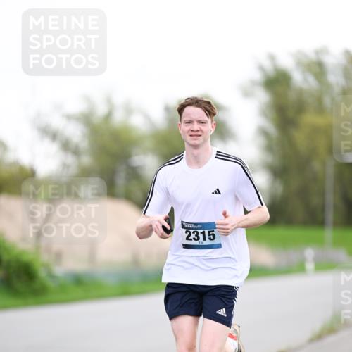07.04.2024 - 43. Internationalen Wilhelmsburger Insellauf Dr. Thomas Lammeyer http://msf.ph/oto/6037619 07.04.2024 10:22:39 Laufen 2315 meine-sportfotos.de