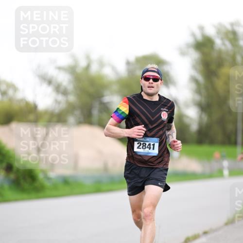 07.04.2024 - 43. Internationalen Wilhelmsburger Insellauf Dr. Thomas Lammeyer http://msf.ph/oto/6037653 07.04.2024 10:22:52 Laufen 2841 meine-sportfotos.de