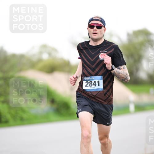 07.04.2024 - 43. Internationalen Wilhelmsburger Insellauf Dr. Thomas Lammeyer http://msf.ph/oto/6037661 07.04.2024 10:22:53 Laufen 2841, 8700, 910 meine-sportfotos.de