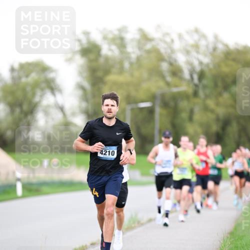 07.04.2024 - 43. Internationalen Wilhelmsburger Insellauf Dr. Thomas Lammeyer http://msf.ph/oto/6038341 07.04.2024 10:26:54 Laufen 4, 4210 meine-sportfotos.de