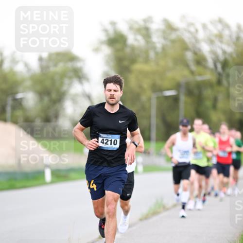 07.04.2024 - 43. Internationalen Wilhelmsburger Insellauf Dr. Thomas Lammeyer http://msf.ph/oto/6038347 07.04.2024 10:26:54 Laufen 4, 4210 meine-sportfotos.de