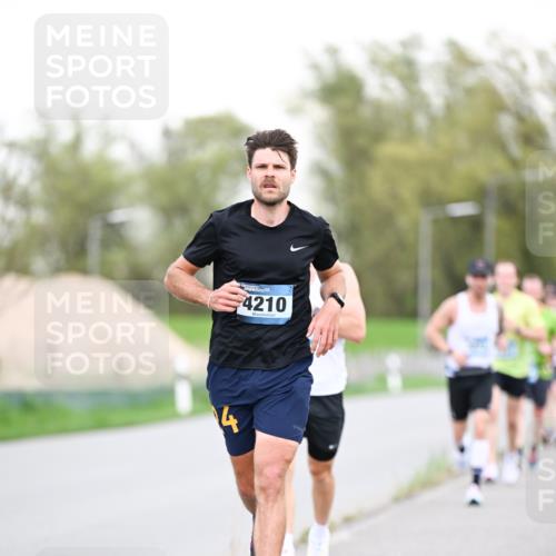 07.04.2024 - 43. Internationalen Wilhelmsburger Insellauf Dr. Thomas Lammeyer http://msf.ph/oto/6038352 07.04.2024 10:26:55 Laufen 4, 4210 meine-sportfotos.de