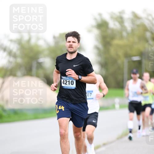 07.04.2024 - 43. Internationalen Wilhelmsburger Insellauf Dr. Thomas Lammeyer http://msf.ph/oto/6038354 07.04.2024 10:26:55 Laufen 4210, 4, 07 meine-sportfotos.de
