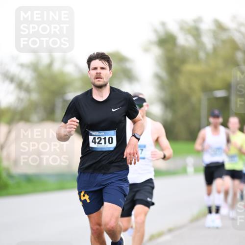 07.04.2024 - 43. Internationalen Wilhelmsburger Insellauf Dr. Thomas Lammeyer http://msf.ph/oto/6038356 07.04.2024 10:26:56 Laufen 4210 meine-sportfotos.de