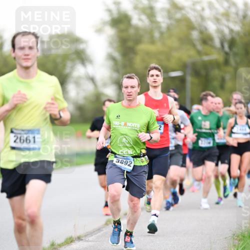 07.04.2024 - 43. Internationalen Wilhelmsburger Insellauf Dr. Thomas Lammeyer http://msf.ph/oto/6038380 07.04.2024 10:27:01 Laufen 2, 2661, 3892 meine-sportfotos.de