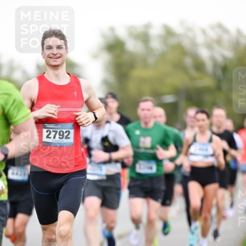 07.04.2024 - 43. Internationalen Wilhelmsburger Insellauf Dr. Thomas Lammeyer http://msf.ph/oto/6038391 07.04.2024 10:27:04 Laufen 2792 meine-sportfotos.de