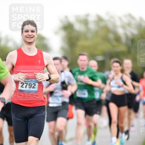 07.04.2024 - 43. Internationalen Wilhelmsburger Insellauf Dr. Thomas Lammeyer http://msf.ph/oto/6038392 07.04.2024 10:27:04 Laufen 2792 meine-sportfotos.de