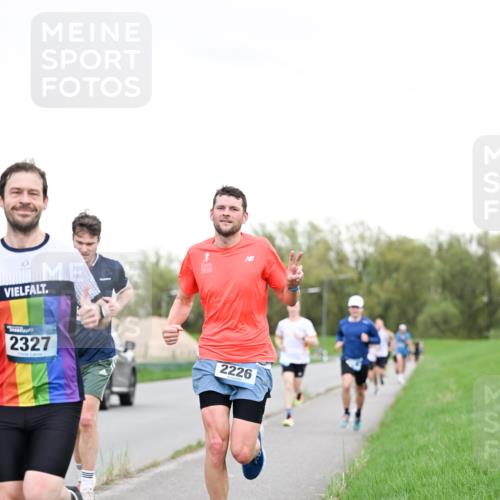 07.04.2024 - 43. Internationalen Wilhelmsburger Insellauf Dr. Thomas Lammeyer http://msf.ph/oto/6038423 07.04.2024 10:27:12 Laufen 2327, 2019, 2226 meine-sportfotos.de