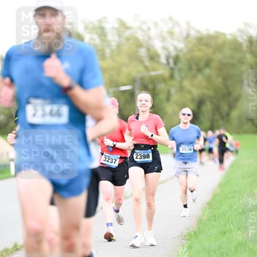 07.04.2024 - 43. Internationalen Wilhelmsburger Insellauf Dr. Thomas Lammeyer http://msf.ph/oto/6038485 07.04.2024 10:27:26 Laufen 2546, 3237, 2398, 3536 meine-sportfotos.de