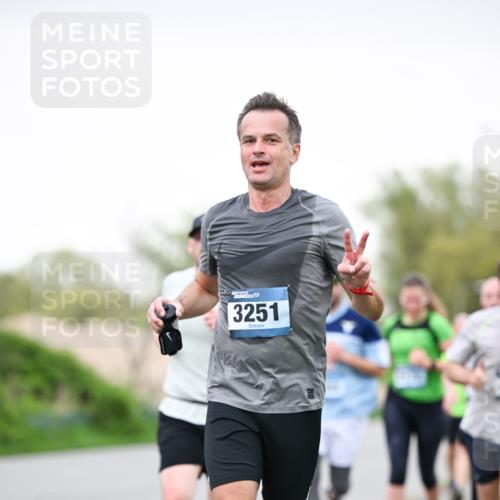 07.04.2024 - 43. Internationalen Wilhelmsburger Insellauf Dr. Thomas Lammeyer http://msf.ph/oto/6039480 07.04.2024 10:31:54 Laufen 3251 meine-sportfotos.de