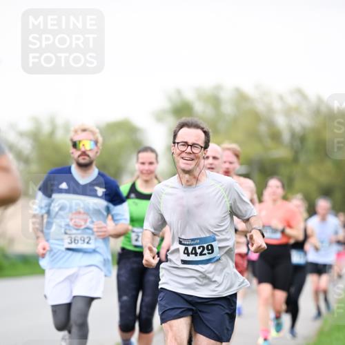 07.04.2024 - 43. Internationalen Wilhelmsburger Insellauf Dr. Thomas Lammeyer http://msf.ph/oto/6039485 07.04.2024 10:31:56 Laufen 3692, 4429 meine-sportfotos.de