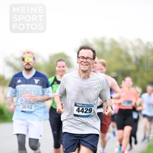 07.04.2024 - 43. Internationalen Wilhelmsburger Insellauf Dr. Thomas Lammeyer http://msf.ph/oto/6039488 07.04.2024 10:31:56 Laufen 3692, 4429 meine-sportfotos.de