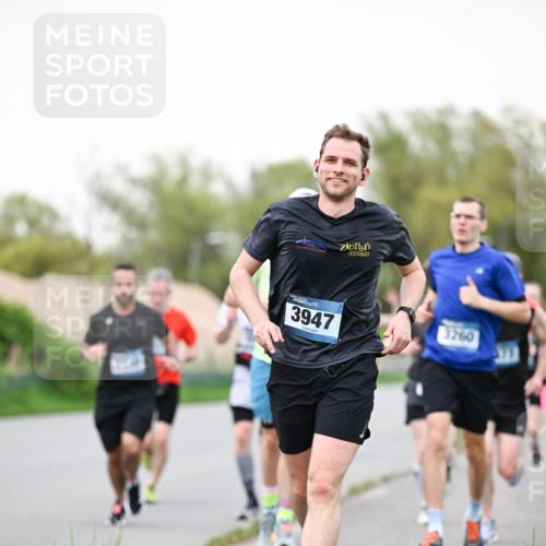 07.04.2024 - 43. Internationalen Wilhelmsburger Insellauf Dr. Thomas Lammeyer http://msf.ph/oto/6039533 07.04.2024 10:32:04 Laufen 3947, 3260, 371 meine-sportfotos.de