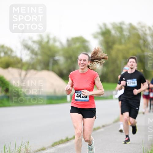07.04.2024 - 43. Internationalen Wilhelmsburger Insellauf Dr. Thomas Lammeyer http://msf.ph/oto/6039624 07.04.2024 10:32:23 Laufen 4420, 4298 meine-sportfotos.de