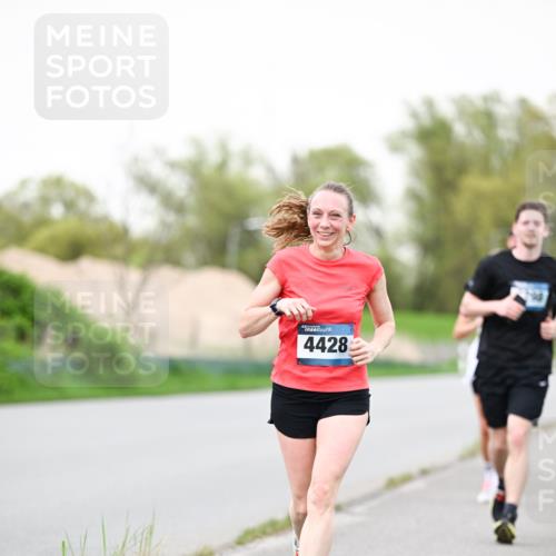 07.04.2024 - 43. Internationalen Wilhelmsburger Insellauf Dr. Thomas Lammeyer http://msf.ph/oto/6039626 07.04.2024 10:32:23 Laufen 4428 meine-sportfotos.de