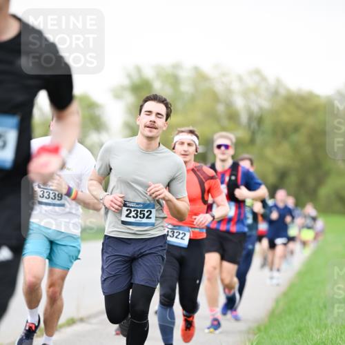 07.04.2024 - 43. Internationalen Wilhelmsburger Insellauf Dr. Thomas Lammeyer http://msf.ph/oto/6039737 07.04.2024 10:32:47 Laufen 5, 3339, 2352, 4322 meine-sportfotos.de