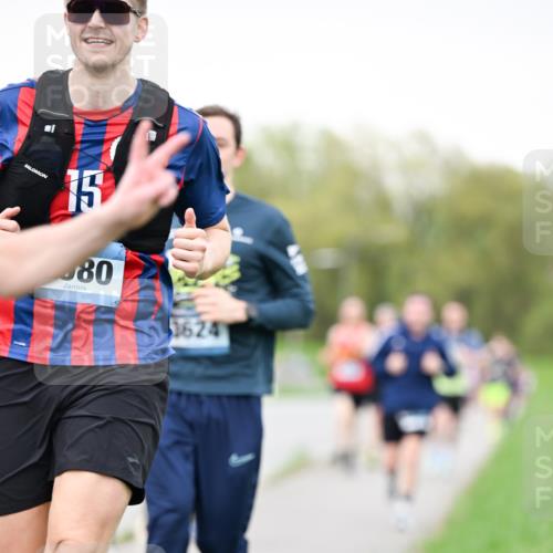 07.04.2024 - 43. Internationalen Wilhelmsburger Insellauf Dr. Thomas Lammeyer http://msf.ph/oto/6039763 07.04.2024 10:32:52 Laufen 15, 80, 1624 meine-sportfotos.de