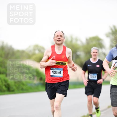 07.04.2024 - 43. Internationalen Wilhelmsburger Insellauf Dr. Thomas Lammeyer http://msf.ph/oto/6039791 07.04.2024 10:32:59 Laufen 4254 meine-sportfotos.de