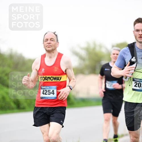 07.04.2024 - 43. Internationalen Wilhelmsburger Insellauf Dr. Thomas Lammeyer http://msf.ph/oto/6039795 07.04.2024 10:33:00 Laufen 20, 4254 meine-sportfotos.de