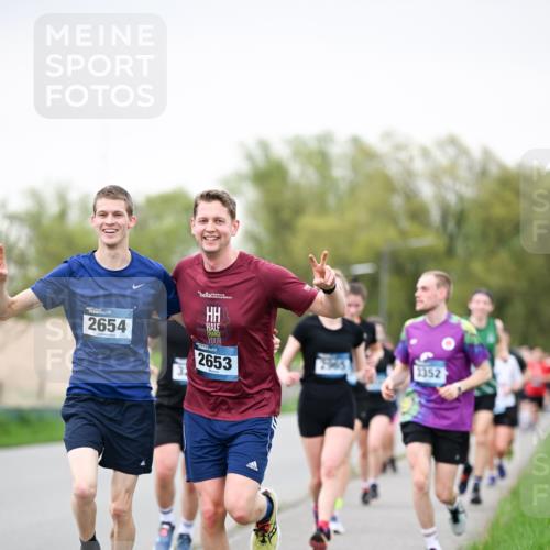 07.04.2024 - 43. Internationalen Wilhelmsburger Insellauf Dr. Thomas Lammeyer http://msf.ph/oto/6039952 07.04.2024 10:33:35 Laufen 2654, 2653, 1352 meine-sportfotos.de