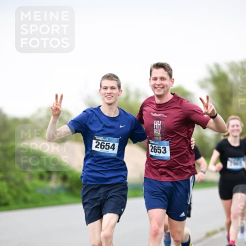 07.04.2024 - 43. Internationalen Wilhelmsburger Insellauf Dr. Thomas Lammeyer http://msf.ph/oto/6039957 07.04.2024 10:33:36 Laufen 2654, 2653 meine-sportfotos.de