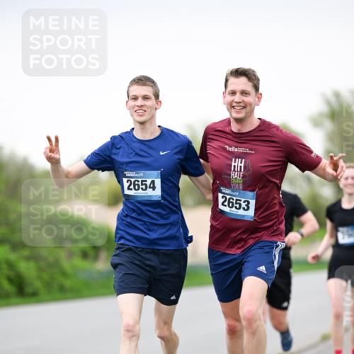 07.04.2024 - 43. Internationalen Wilhelmsburger Insellauf Dr. Thomas Lammeyer http://msf.ph/oto/6039959 07.04.2024 10:33:36 Laufen 2654, 2653 meine-sportfotos.de