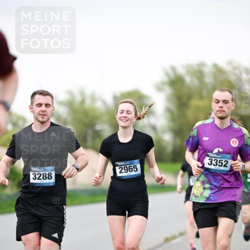 07.04.2024 - 43. Internationalen Wilhelmsburger Insellauf Dr. Thomas Lammeyer http://msf.ph/oto/6039968 07.04.2024 10:33:38 Laufen 3288, 2965, 3352 meine-sportfotos.de