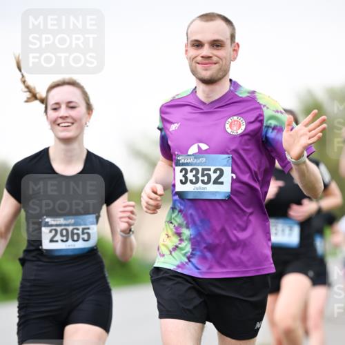 07.04.2024 - 43. Internationalen Wilhelmsburger Insellauf Dr. Thomas Lammeyer http://msf.ph/oto/6039979 07.04.2024 10:33:39 Laufen 2965, 1910, 3352, 1587 meine-sportfotos.de