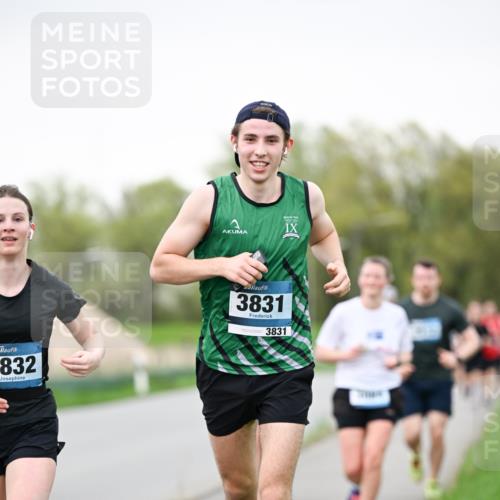 07.04.2024 - 43. Internationalen Wilhelmsburger Insellauf Dr. Thomas Lammeyer http://msf.ph/oto/6039987 07.04.2024 10:33:41 Laufen 832, 3831, 3831 meine-sportfotos.de