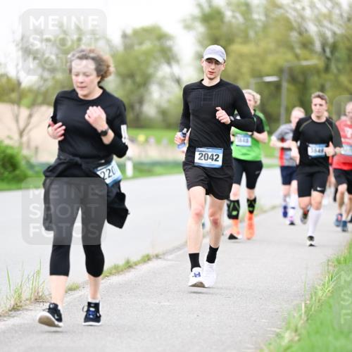 07.04.2024 - 43. Internationalen Wilhelmsburger Insellauf Dr. Thomas Lammeyer http://msf.ph/oto/6040011 07.04.2024 10:33:49 Laufen 220, 2042, 1549 meine-sportfotos.de