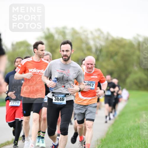 07.04.2024 - 43. Internationalen Wilhelmsburger Insellauf Dr. Thomas Lammeyer http://msf.ph/oto/6040059 07.04.2024 10:33:59 Laufen 2770, 3846, 067 meine-sportfotos.de