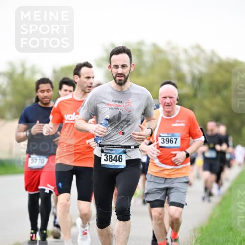 07.04.2024 - 43. Internationalen Wilhelmsburger Insellauf Dr. Thomas Lammeyer http://msf.ph/oto/6040063 07.04.2024 10:33:59 Laufen 2770, 3846, 3967 meine-sportfotos.de