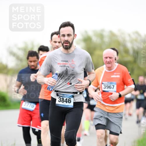 07.04.2024 - 43. Internationalen Wilhelmsburger Insellauf Dr. Thomas Lammeyer http://msf.ph/oto/6040068 07.04.2024 10:34:00 Laufen 2770, 3846, 3967 meine-sportfotos.de