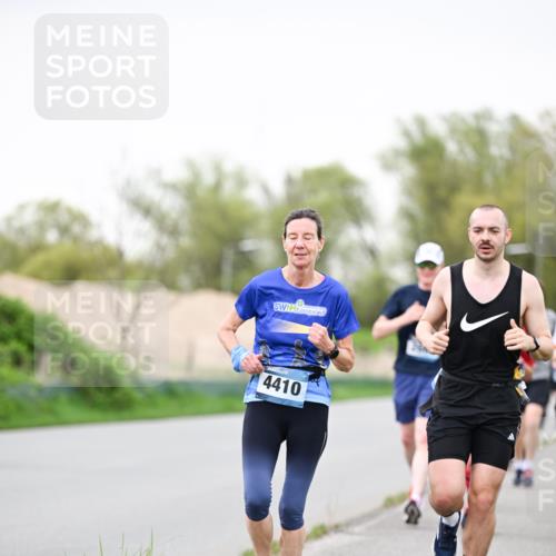 07.04.2024 - 43. Internationalen Wilhelmsburger Insellauf Dr. Thomas Lammeyer http://msf.ph/oto/6040213 07.04.2024 10:34:32 Laufen 4410 meine-sportfotos.de