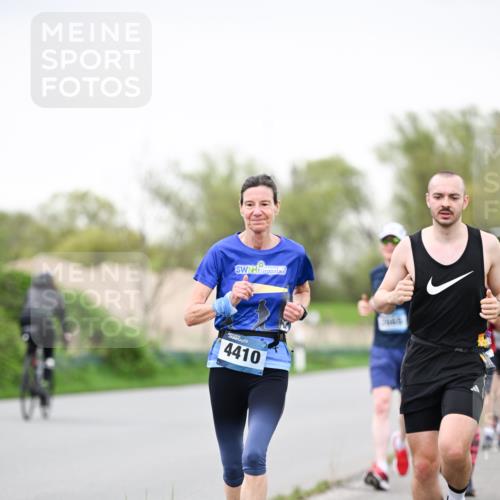07.04.2024 - 43. Internationalen Wilhelmsburger Insellauf Dr. Thomas Lammeyer http://msf.ph/oto/6040216 07.04.2024 10:34:32 Laufen 4410 meine-sportfotos.de